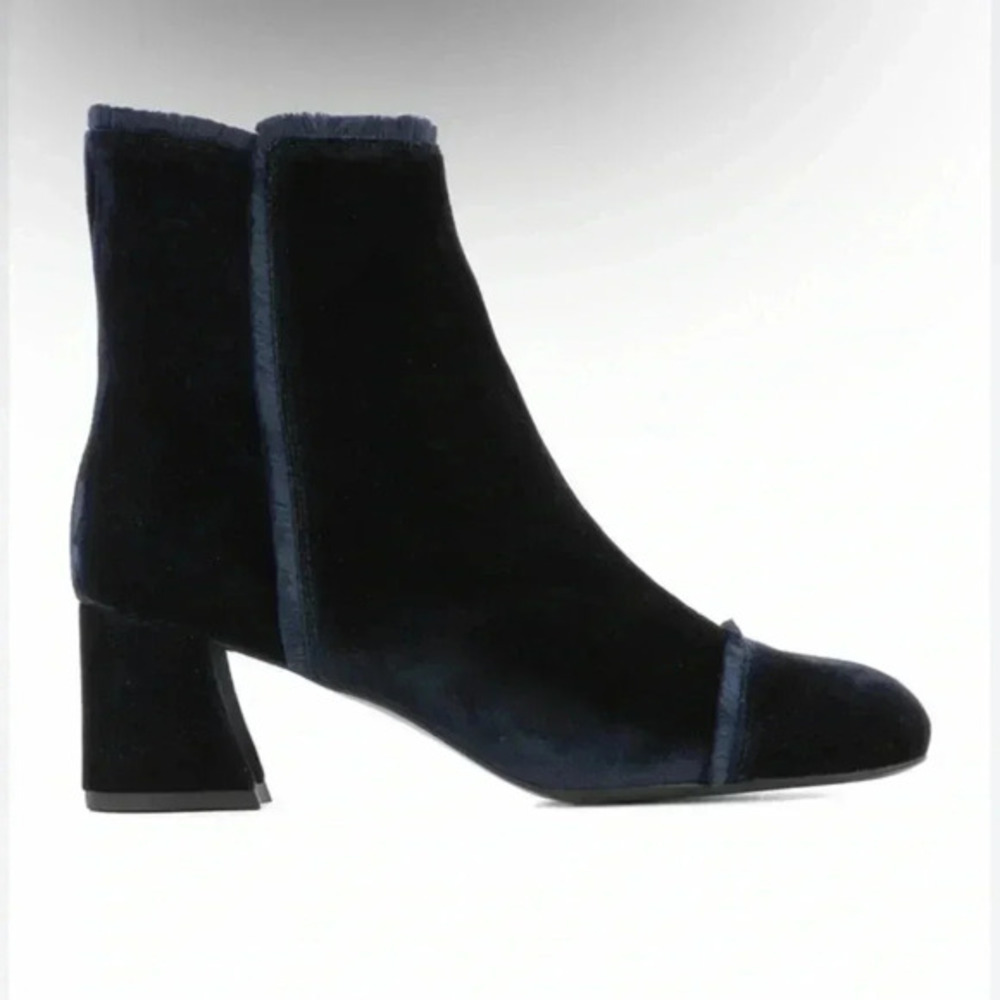 Stuart Weitzman On the fringe velvet ankle boots size size 41/11